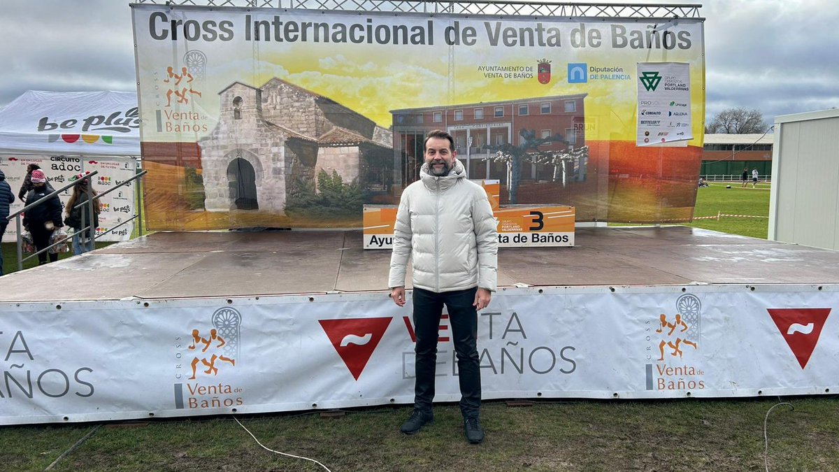 prosolcoffee's tweet photo. ¡Nuestro compañero Óscar Paz con los campeones! Apoyando el deporte y la tradición en el XLV Cross Internacional de Venta de Baños. 

#Prosol #EquipoProsol #Deporte #Tradición https://t.co/mHwSzUwzbS