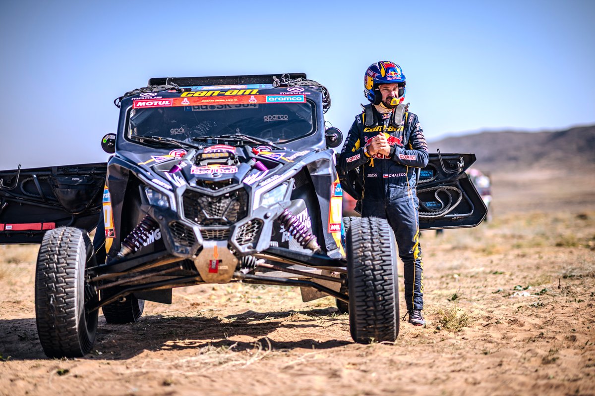 redbullCL's tweet image. “Chaleco” López se prepara para enfrentar el Dakar 2026 en su 15ª batalla contra la carrera más dura del mundo.

👉 Lee la nota completa y acompáñalo rumbo a Arabia Saudita: redbull.com/cl-es/chaleco-…

#Dakar2026 #ChalecoLópez  #Motorsport