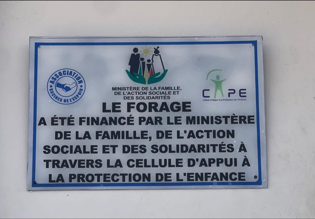 sophiagueye2's tweet photo. Quel immense bonheur pour les enfants de la Maison de l’Espoir ! 💙Située dans une zone où la nappe phréatique est très profonde, la réalisation d’un forage représentait pour nous un défi majeur. Les devis dépassaient 3.000.000 FCFA, une somme énorme pour nous . Par la grâce de Dieu, et grâce au Ministère de la Famille de l’Action sociale et des Solidarités - Sénégal à travers la Cellule d’Appui à la Protection de l’Enfance CAPE Sénégal l’intégralité du forage a été financée. Aujourd’hui, les enfants de la Maison de l’Espoir ont accès à l’eau directement sur place et l’eau coule dans la maison aussi . Nous n’avons plus besoin de faire appel à un puisatier pour remplir nos réservoirs. l’eau, c’est la source de toute vie 
C’est la santé, l’hygiène, la sérénité et l’espoir pour ces enfants déjà éprouvés par la vie. nous le savons car nous creusons des puits dans les villages .