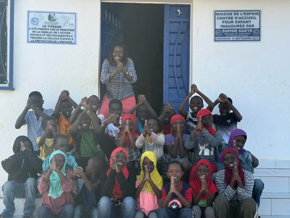 sophiagueye2's tweet photo. Quel immense bonheur pour les enfants de la Maison de l’Espoir ! 💙Située dans une zone où la nappe phréatique est très profonde, la réalisation d’un forage représentait pour nous un défi majeur. Les devis dépassaient 3.000.000 FCFA, une somme énorme pour nous . Par la grâce de Dieu, et grâce au Ministère de la Famille de l’Action sociale et des Solidarités - Sénégal à travers la Cellule d’Appui à la Protection de l’Enfance CAPE Sénégal l’intégralité du forage a été financée. Aujourd’hui, les enfants de la Maison de l’Espoir ont accès à l’eau directement sur place et l’eau coule dans la maison aussi . Nous n’avons plus besoin de faire appel à un puisatier pour remplir nos réservoirs. l’eau, c’est la source de toute vie 
C’est la santé, l’hygiène, la sérénité et l’espoir pour ces enfants déjà éprouvés par la vie. nous le savons car nous creusons des puits dans les villages .