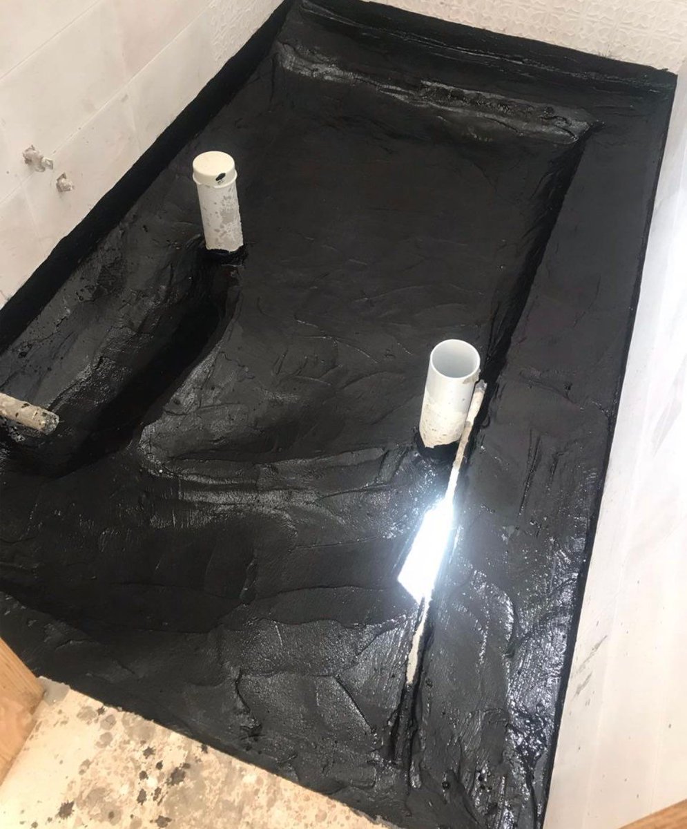 الرطوبة من أكثر المشاكل اللي تشوّه البيت وتسبب أضرار مع الوقت، وأغلبها يبدأ من الحمام 🛁⚠️
دهان يتقشر، بلاط ينفك، وتشققات توصل للخرسانة وتضعفها… وكل هذا سببه عزل غير صحيح.

علشان كذا إذا كنت في مرحلة التأسيس:
🔸 نظف الأرضية زين قبل العزل
🔸 استخدم برايمر ممتاز وسوّ رقبة زجاجة