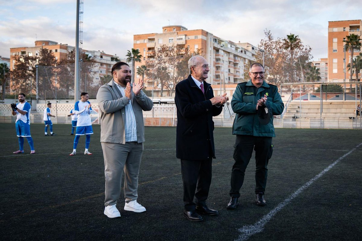 malaga's tweet image. El alcalde, @pacodelatorrep, junto al concejal de Deporte @borjavivas, ha saludado en el campo de fútbol del @RomeralCdf a los participantes en el acto de la campaña 'Ningún niño sin juguete', organizado por la asociación Santiago El Pastor.