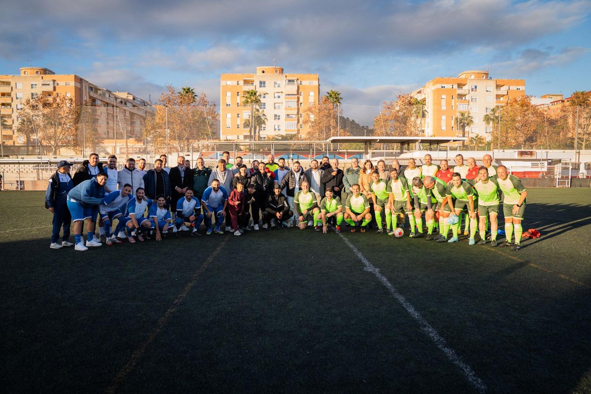 malaga's tweet image. El alcalde, @pacodelatorrep, junto al concejal de Deporte @borjavivas, ha saludado en el campo de fútbol del @RomeralCdf a los participantes en el acto de la campaña 'Ningún niño sin juguete', organizado por la asociación Santiago El Pastor.