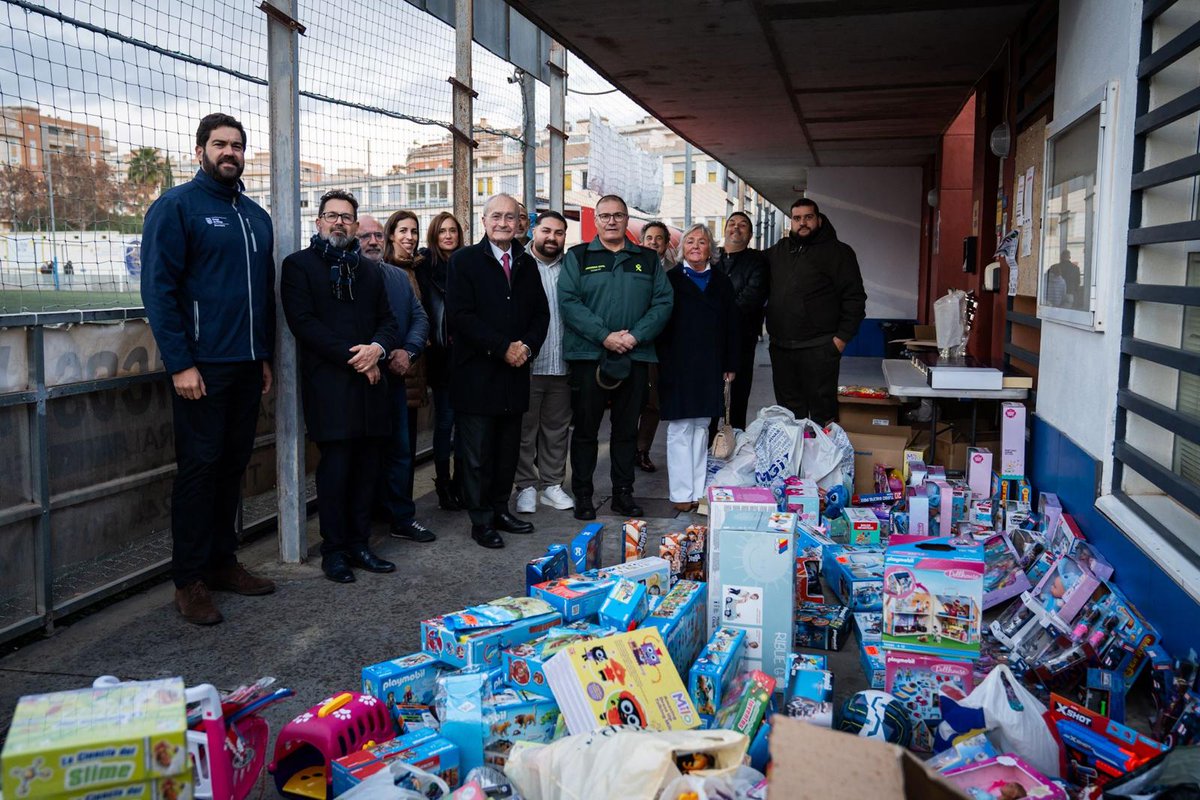 malaga's tweet image. El alcalde, @pacodelatorrep, junto al concejal de Deporte @borjavivas, ha saludado en el campo de fútbol del @RomeralCdf a los participantes en el acto de la campaña 'Ningún niño sin juguete', organizado por la asociación Santiago El Pastor.
