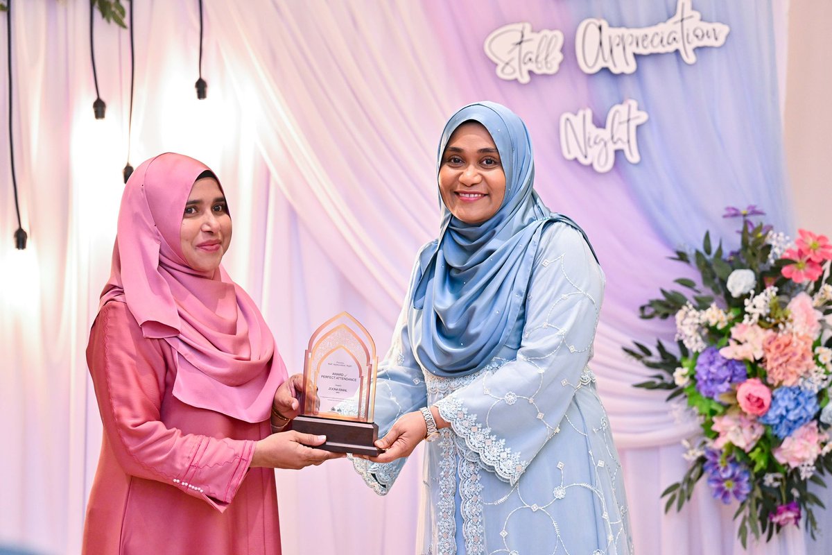 First Lady <a href="/sajidhaamohamed/">First Lady Sajidha Mohamed</a> graces the Staff Appreciation Night organised by Thireeha Institute held at Tree House, Hulhumalé. She presented awards to 18 staff members and special recognition awards to two individuals. The event was held to mark the institution’s Eighth