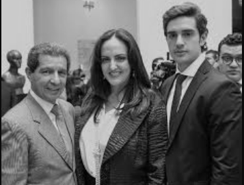 José Félix Lafaurie ha tenido la Fiscalía y Procuraduría en sus manos. Por eso él y su flia son intocables. Incluso hizo que su hermana Delia Lafaurie Rivera fuera nombrada Procuradora Judicial en Barranquilla. Ella es propietaria de la finca Guadalajara que recibió el subsidio.