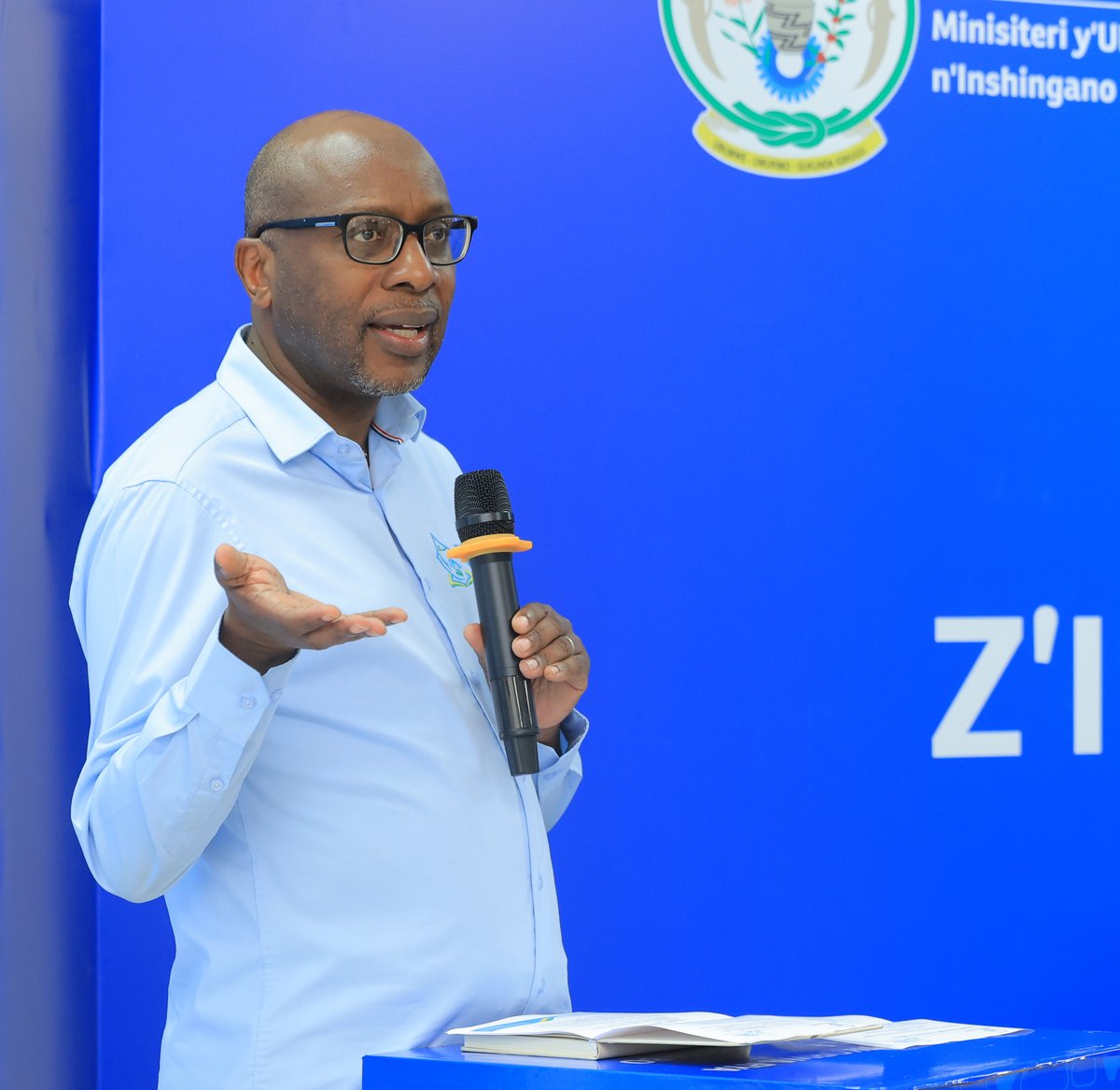 IntekoyUmuco's tweet image. Uyu munsi #IntekoyUmuco yamuritse ku mugaragaro ibitabo byashyizwe mu buryo bw’amajwi (audio books) ku nshuro ya mbere, mu rwego rwo koroshya isoma ry’ibitabo no kubungabunga umurage. Ibyo bitabo ni:

1⃣ Indangagaciro z’umuco w’u #Rwanda : Igitabo nyobozi (MINISPOC, 2018);

2⃣…