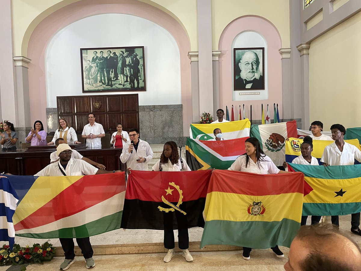 En un día como este, el Día del Educador  hacemos extensivo a los que dedican su esfuerzo a enseñar y formar a las nuevas generaciones. Reciban nuestras felicitaciones y el más sincero agradecimiento. <a href="/ciencias_cuba/">Academia de Ciencias de Cuba</a> <a href="/PresidenciaAca1/">@Presidencia_Academia_de_Ciencias</a> <a href="/citmacuba/">Ministerio de Ciencia, Tecnología y Medio Ambiente</a>