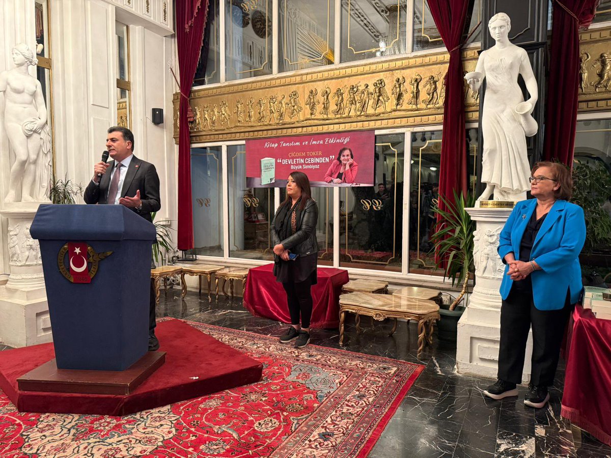 Gazeteci Çiğdem Toker’in, kamu kaynaklarının nasıl ve kimin için kullanıldığını tüm açıklığıyla ortaya koyan “Devletin Cebinden – Büyük Simbiyoz” adlı kitabının imza gününe katıldım.

Gazeteciliğin kamusal sorumluluğunu hatırlatan, şeffaflık ve hesap verebilirlik mücadelesine