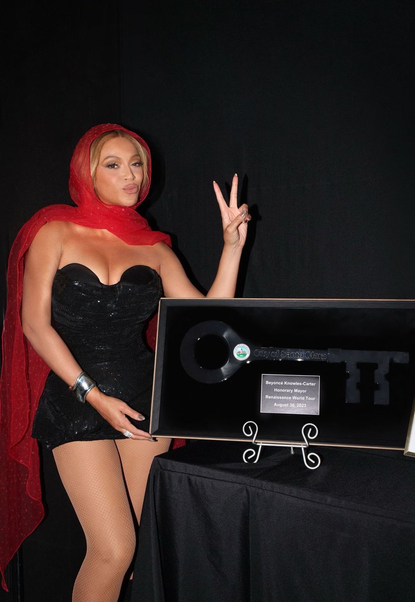 beyonclay's tweet image. beyoncé in custom today i am the mayor for the renaissance world tour, looking like a real life barbie