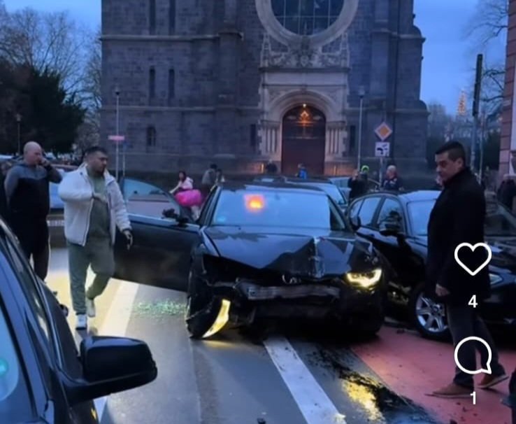 LonelyAppleTree's tweet image. 32-year-old Azerbaijani man drives into crowd! 3 people injured #giessen