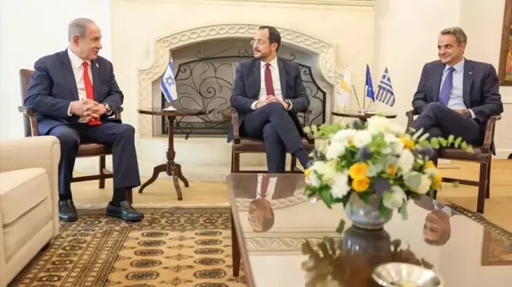 Sahada SİNSİ İngiliz aklıyla ,KESKİN TÜRK aklından başka bir şey görünmüyor. 

Şam’da Türk heyeti (Fidan-Güler-Kalın) Ahmed eş-Şara ile masada: Güvenlik, ekonomi, terörle mücadele… Kazan-kazan diplomasi zirvede.

Aynı gün Kudüs’te Netanyahu, Miçotakis ve Hristodulidis üçlü