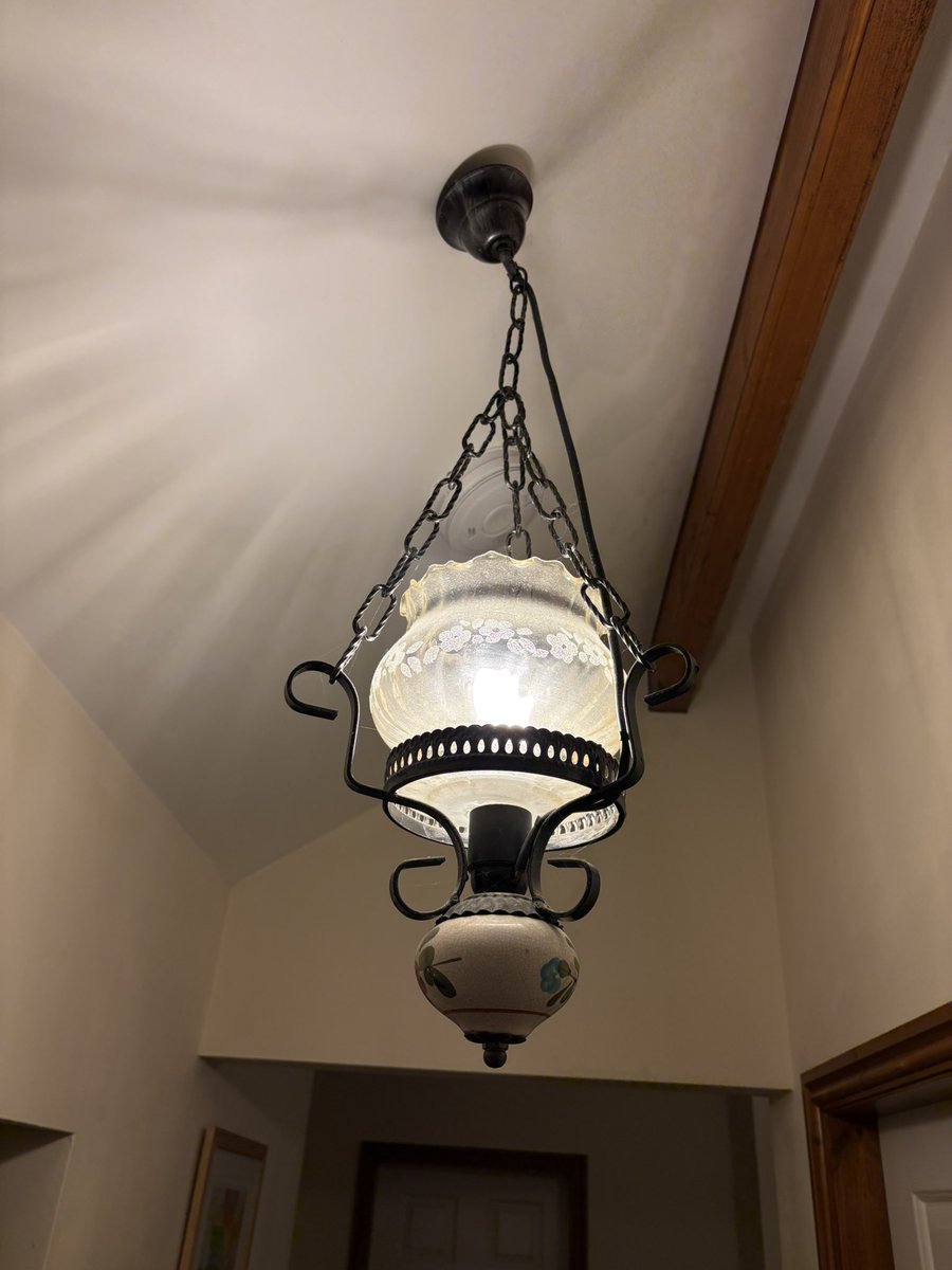CGBUSWELL's tweet image. Isn’t this #ceilinglight beautiful. It was in a #sykescottages I recently had the pleasure to stay in.