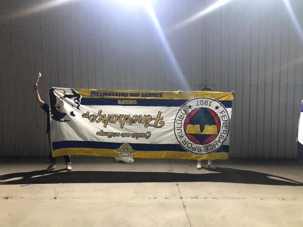 Simsiyahh gecenin koynundayım