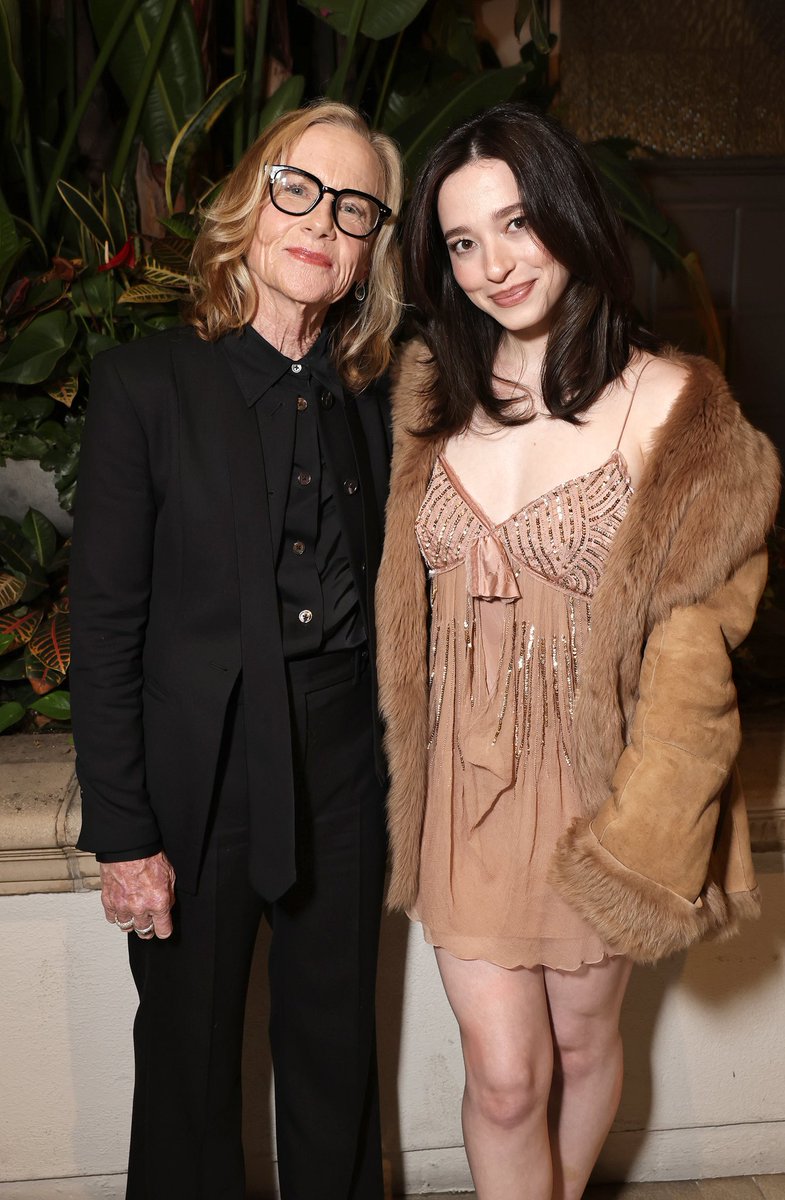 Amy Madigan e Mikey Madison em uma sessão especial de ‘Weapons’ em Los Angeles.

Madison, vencedora do Oscar de Melhor Atriz por seu papel em ‘Anora’, foi host do evento.