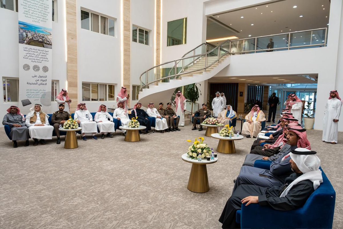 حلول جديدة لتنظيم الحركة
3550 شاحنة خارج طرق الدمام يوميًا…

عقدت لجنة حركة الشاحنات بالمنطقة الشرقية اجتماعًا بمقر أمانة المنطقة الشرقية، لبحث الحلول المقترحة لتنظيم حركة الشاحنات والحد من تكدسها في حاضرة الدمام، بحضور الجهات ذات العلاقة.

وأكد الاجتماع أهمية الإسراع في تنفيذ