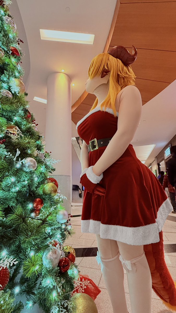 Here’s Solia wishing everyone a Merry Christmas and Happy Holidays!

📸: <a href="/MallowKig/">Mama Mallow</a> 
🎭: <a href="/goukaou/">Goukaou kigurumi studio</a>
Tail: <a href="/RandRCustoms/">Rage & Roar</a>