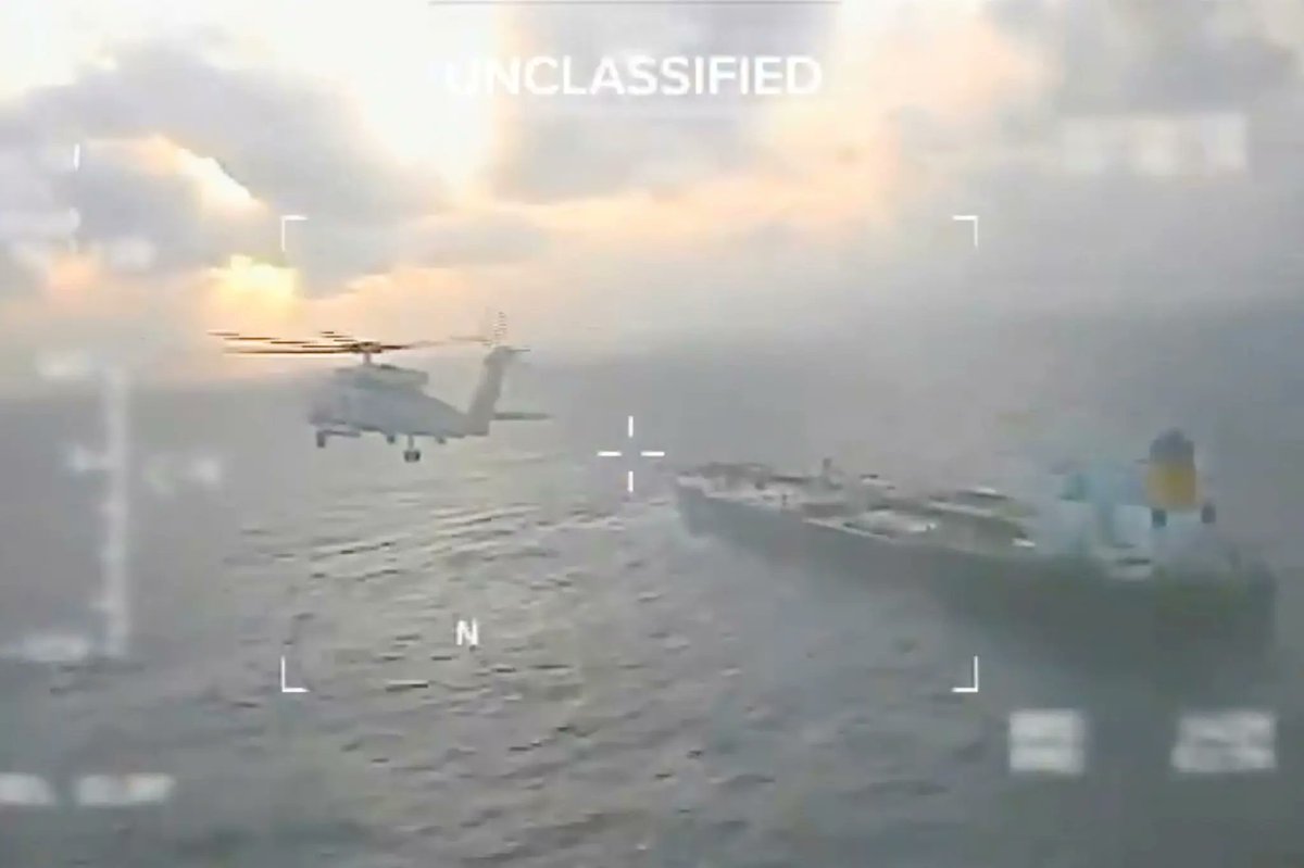 美国封锁委内瑞拉油轮，对油价、股市会造成什么影响？

1. 先看油价与能源市场的部分：

制裁政策公布后，Brent / WTI 短线上涨约 1–2%。市场将委内瑞拉的供应风险视为新的原油地缘政治风险溢价来源，尤其是在俄罗斯、伊朗供应已经受到制裁的背景下，这一风险溢价更容易被定价。

不过，相较于 2022