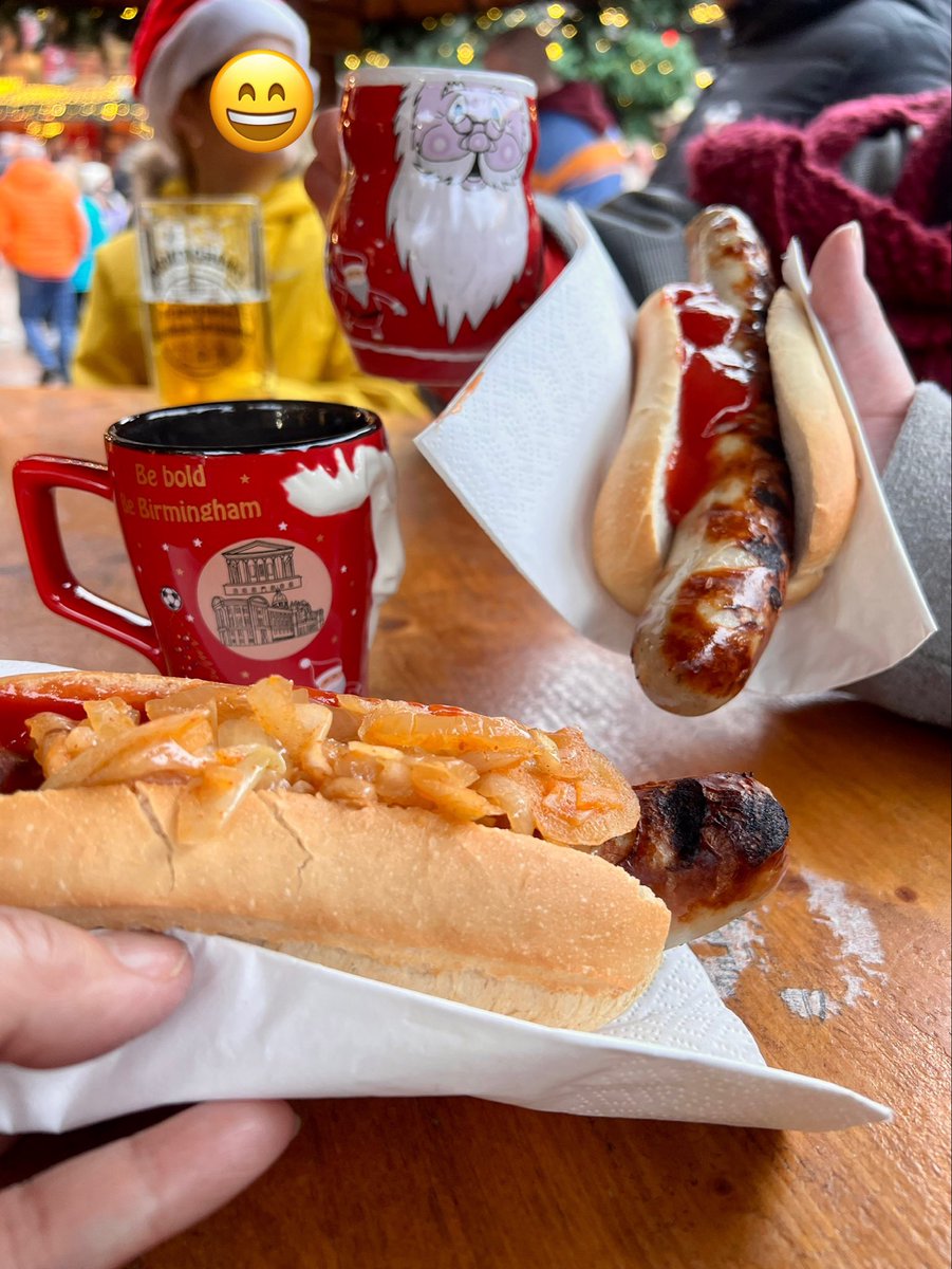 Z0Fobj's tweet photo. クリスマスマーケットで🌲
ホットワインとドイツソーセージのホットドッグ🌭 https://t.co/t7L3wnCQ6j