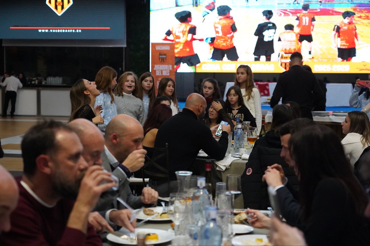 valderas_fs's tweet photo. 🌟🧡 Qué pasada de noche vivimos en la Cena. Familia, unidad y un ambiente brutal del primero al último minuto. Gracias a cada persona que lo hizo posible.

🐉 Damos la bienvenida a Valdi, nuestro nuevo dragón.

🧡🖤 ¡Vamos Valderas!  

#VamosMiValderas #HerederosDeUnaPasion https://t.co/VacsAdIkEO