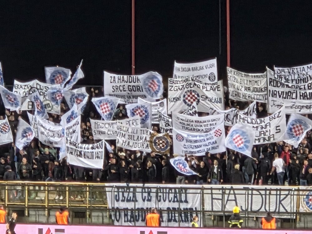 Nikad neću prežaliti što lani nismo bili prvaci.Rijeka i Dinamo su nam titulu nudili na pladnju i tacni,a mi je nismo znali uzeti.Sami smo unazadiliRokasa Pukija(previše trenirao,rekli su),zamalo uništili Šegu i Sigura….a sad suPuki i Šego naš top igrači….da dalje ne nabrajam🤷‍♂️