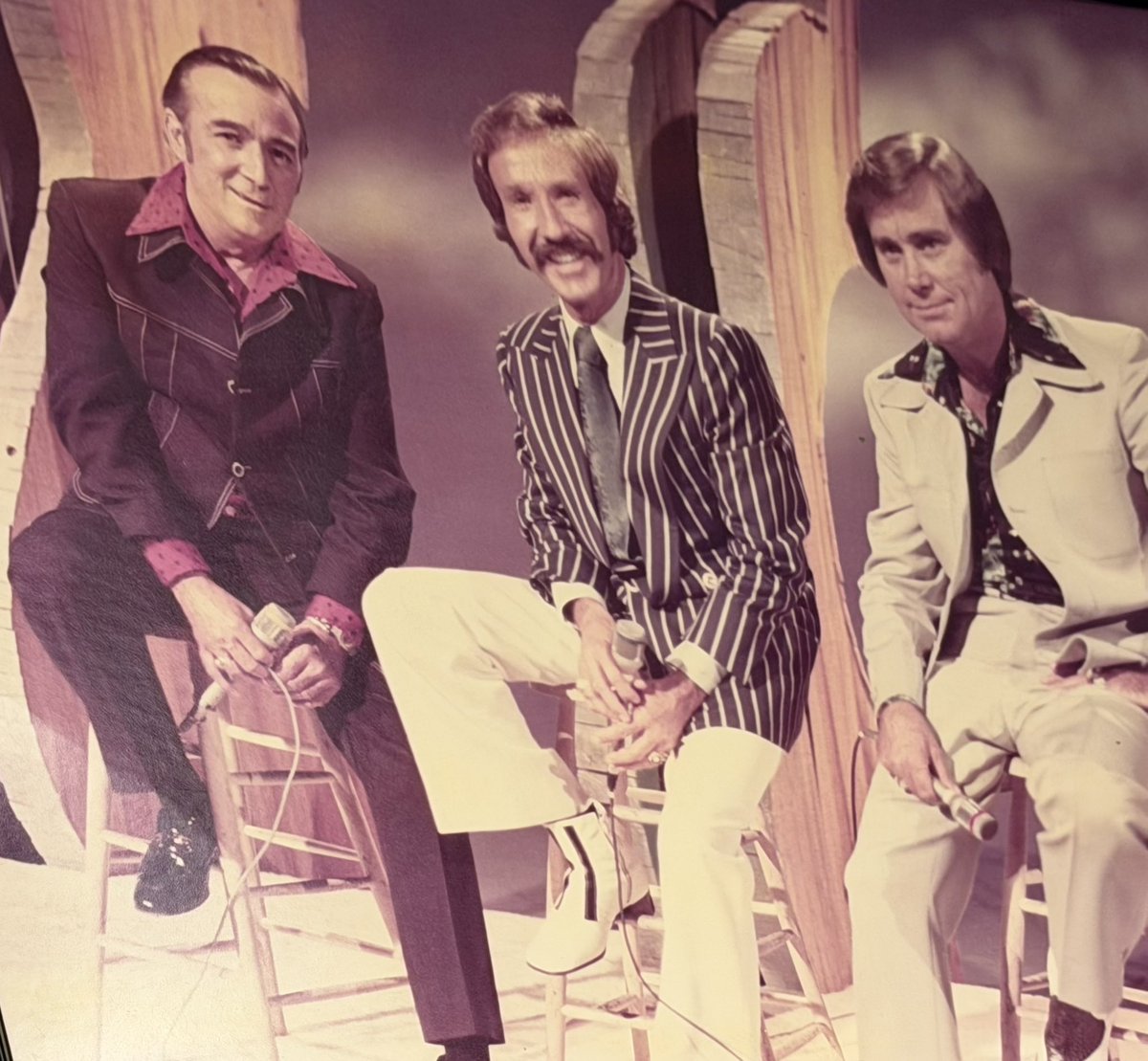 Just three friends, sharing a stage…
📸: Marty Robbins Spotlight
#MartyRobbins #MartyMonday #classiccountry #countrymusic #MartyMemories