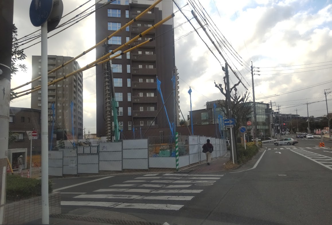 nagoyathematch's tweet photo. 名古屋新築マンション探訪 天白区 八事駅
【(仮称)瑞穂区弥富町字紅葉園新築工事】初回
14 階　オープンハウス
八事・雀ケ岡の交差点のところです。
隣は八事雲雀ヶ岡パーク・ホームズ、反対側はパークコート八事雲雀ケ岡、更にシティハウス八事紅葉園というエリアです。

そういえば、すぐ近くに老舗のChez KOBE（シェ・コーベ）さんがありますが、代替わりして更に弟さんは今や日本を代表するというか世界を飛び回る様なフレンチ界のスーパースターになりましたね。