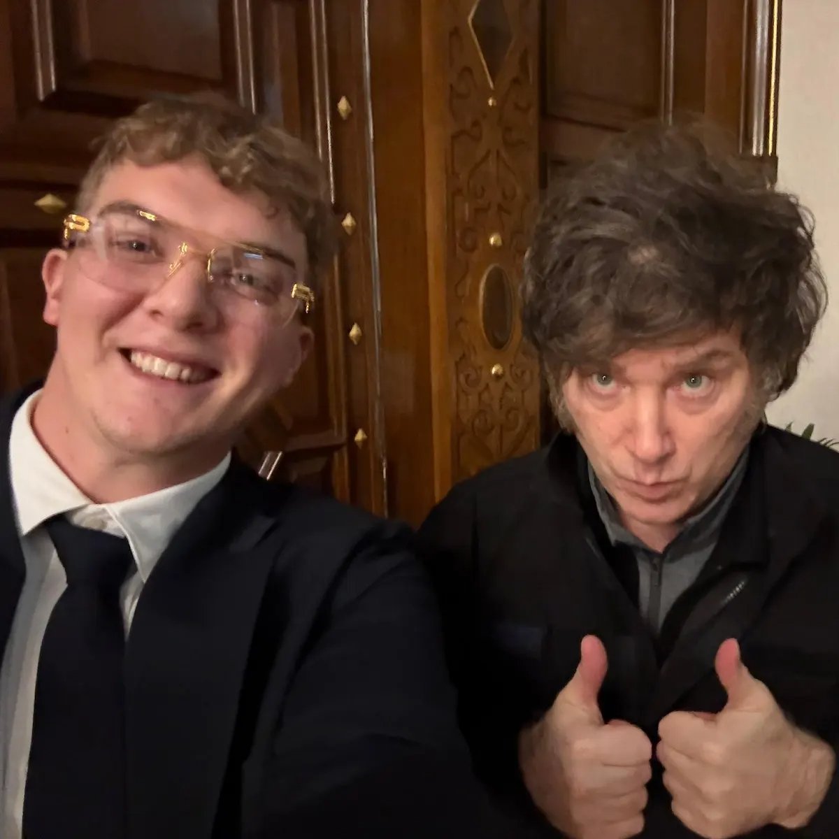 HAYDEN DAVIS, DE $LIBRA, FIRMÓ UN ACUERDO CONFIDENCIAL CON MILEI

Lectura rápida
Hayden Davis, impulsor de la cripto $LIBRA, firmó un acuerdo confidencial con Javier Milei el 30 de enero en Casa Rosada, dos semanas antes de que estalle el escándalo. El contrato lo nombraba como