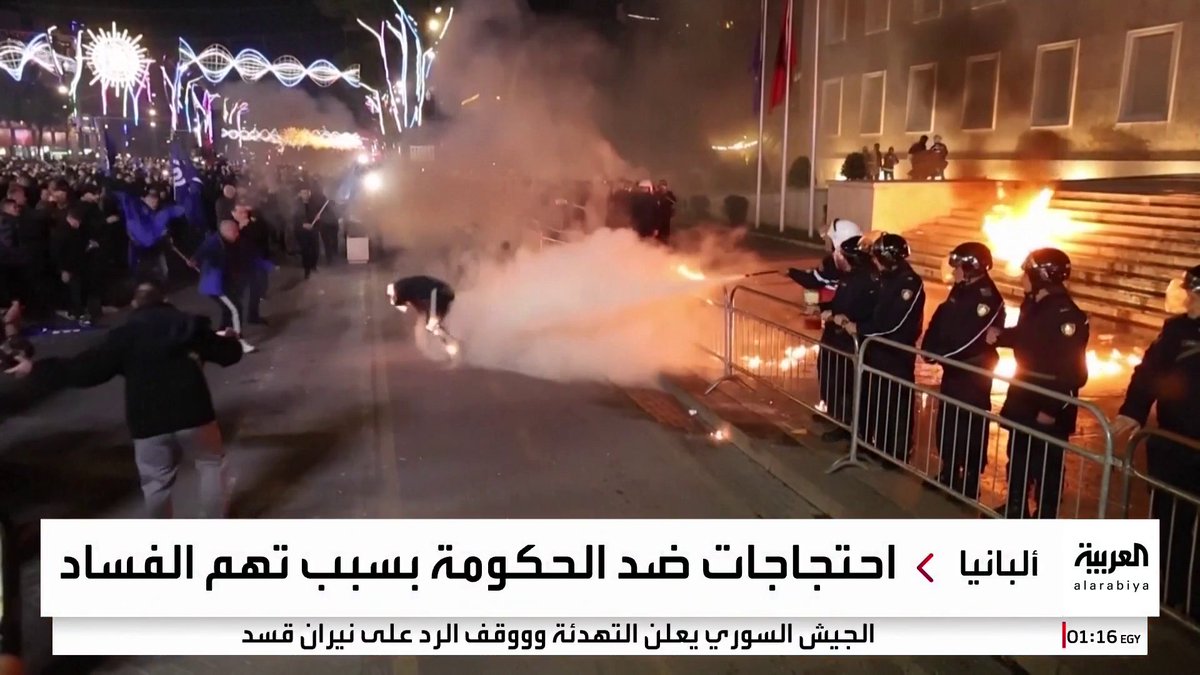 مطالبين باستقالة الحكومة.. متظاهرون معارضون يلقون زجاجات حارقة على مبنى مكتب رئيس الوزراء الألباني في العاصمة تيرانا 