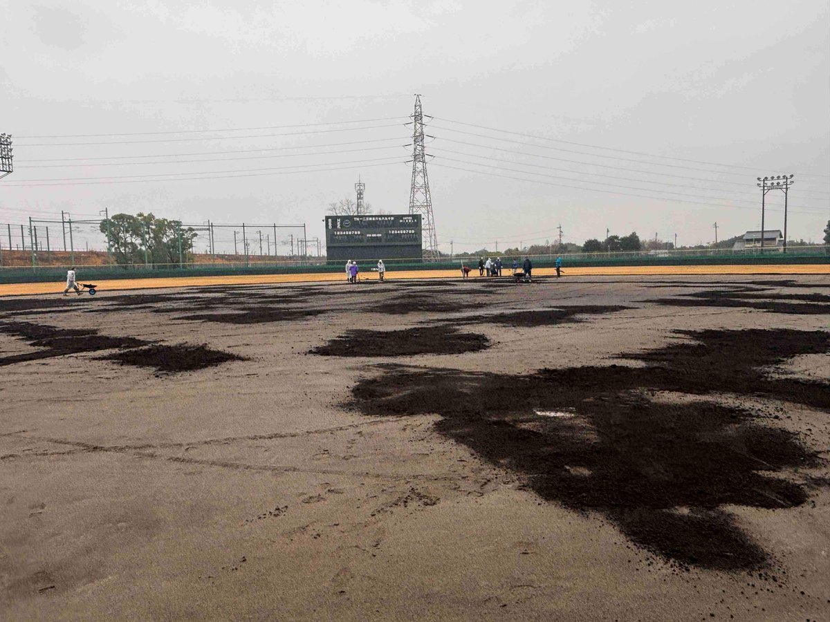 12/21に稲沢市民球場のグラウンド整備を実施しましたが、前日からの雨の影響があって新しく用意した土の振り分けで終了いたしました(;´･ω･)
残りの作業は施設スタッフが今週順番に進めていく予定です(´-ω-`)
ご協力いただいた方々に感謝申し上げますm(__)m