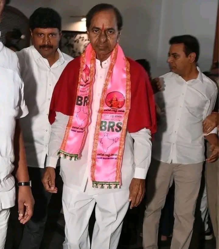 joharNTR's tweet photo. KCR సార్ మీ మెడలమో BRS Party కండువా ఉంది ప్రెస్ మీట్ లో TRS పార్టీ పేరు చెబుతున్నావు..

తెలంగాణ అధికార పార్టీని వదిలేసి 
ఆంధ్ర ముఖ్యమంత్రి మీద విమర్శలు చేస్తున్నావు..

ఇంతకు నువ్వు తెలంగాణ ప్రతిపక్ష నేతవా లేక ఆంధ్ర ప్రతిపక్ష నేతవా..

మీపార్టీ ఏది BRS లేక TRS నా
జరా చెప్పు.. https://t.co/aBok8g3TSj
