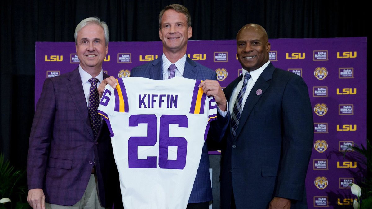 znagy20's tweet image. Lane Kiffin’s #LSU staff is now official:

OC: Charlie Weis Jr.
QB: Dane Stevens
RB: Kevin Smith
WR: George McDonald
TE: Joe Cox
OL: Eric Wolford

DC: Blake Baker
DL: Sterling Lucas
EDGE: Kevin Peoples
LB: Chris Kiffin
CB: Corey Raymond
S: Jake Olsen

Elite staff in Year 1.