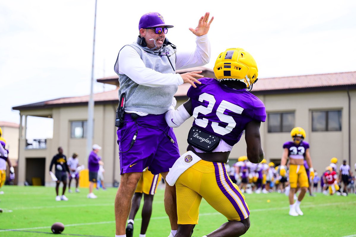 znagy20's tweet image. Lane Kiffin’s #LSU staff is now official:

OC: Charlie Weis Jr.
QB: Dane Stevens
RB: Kevin Smith
WR: George McDonald
TE: Joe Cox
OL: Eric Wolford

DC: Blake Baker
DL: Sterling Lucas
EDGE: Kevin Peoples
LB: Chris Kiffin
CB: Corey Raymond
S: Jake Olsen

Elite staff in Year 1.