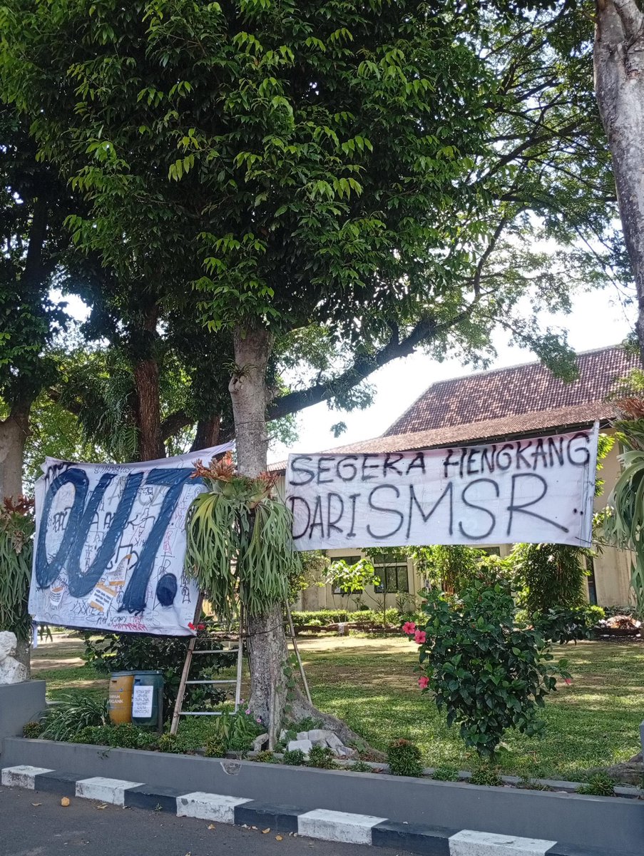 Puluhan siswa SMSR(Sekolah Menengah Seni Rupa) Jogja melakukan unjuk rasa pada 22/12/25, unjuk rasa ditujukan kepada kepala sekolah SMSR Jogja yang akan menebang pohon munggur besar yang telah menjadi identitas dari sekolah tersebut.

Selain itu unjuk rasa juga dilakukan untuk