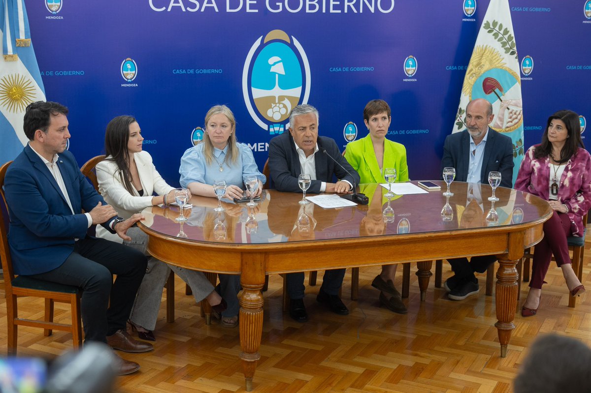 alfredocornejo's tweet image. Pusimos en marcha una especialización para inspectores del Estado con el objetivo de fortalecer las tareas de control y fiscalización de la actividad minera. Está dirigida a los equipos que intervienen a diario en el control de actividades industriales y ambientales, para que…