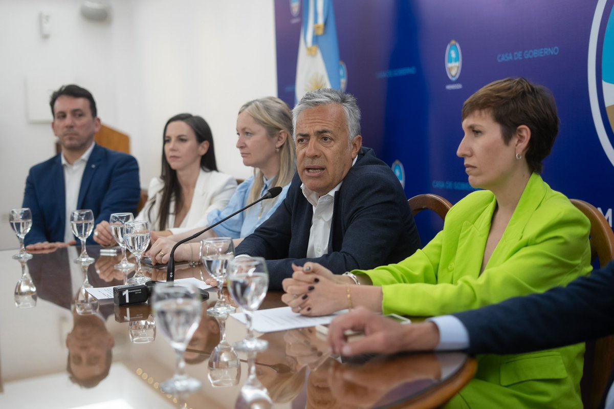 alfredocornejo's tweet image. Pusimos en marcha una especialización para inspectores del Estado con el objetivo de fortalecer las tareas de control y fiscalización de la actividad minera. Está dirigida a los equipos que intervienen a diario en el control de actividades industriales y ambientales, para que…