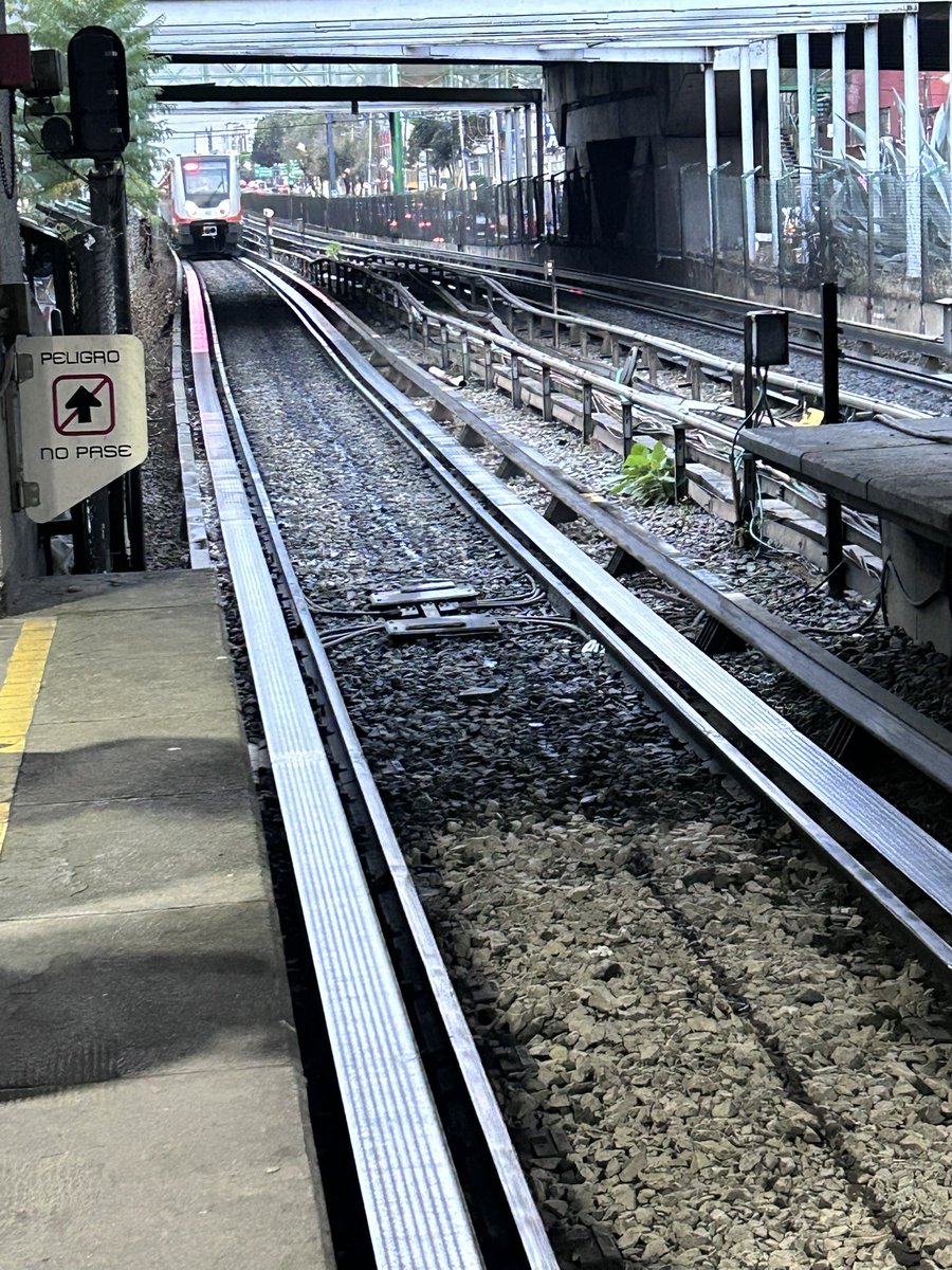 _Barroka's tweet photo. @MetroCDMX En chabacano lleva 15 minutos parados sin llegar al andén y ya no llueve 🙄 https://t.co/VJciFLcfMb