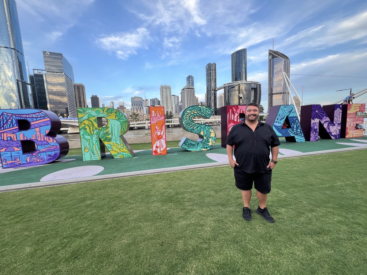 ibearmeow's tweet image. Brisbane really shows off—sunlit skyline by day, glowing city vibes by night. 
So beautiful, so stunning. Feeling very lucky to be here 💙🇦🇺 #Brisbane #CityViews #TravelVibes
