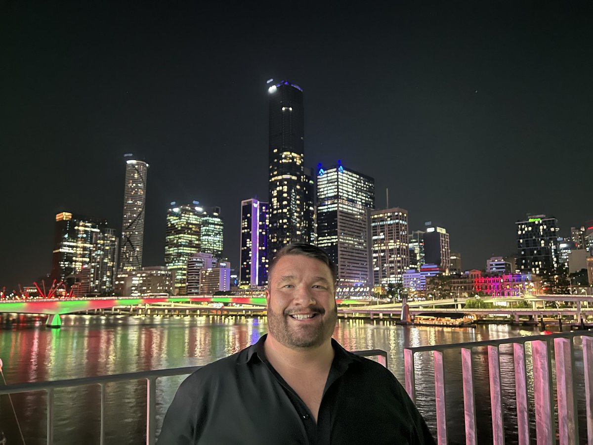 ibearmeow's tweet image. Brisbane really shows off—sunlit skyline by day, glowing city vibes by night. 
So beautiful, so stunning. Feeling very lucky to be here 💙🇦🇺 #Brisbane #CityViews #TravelVibes
