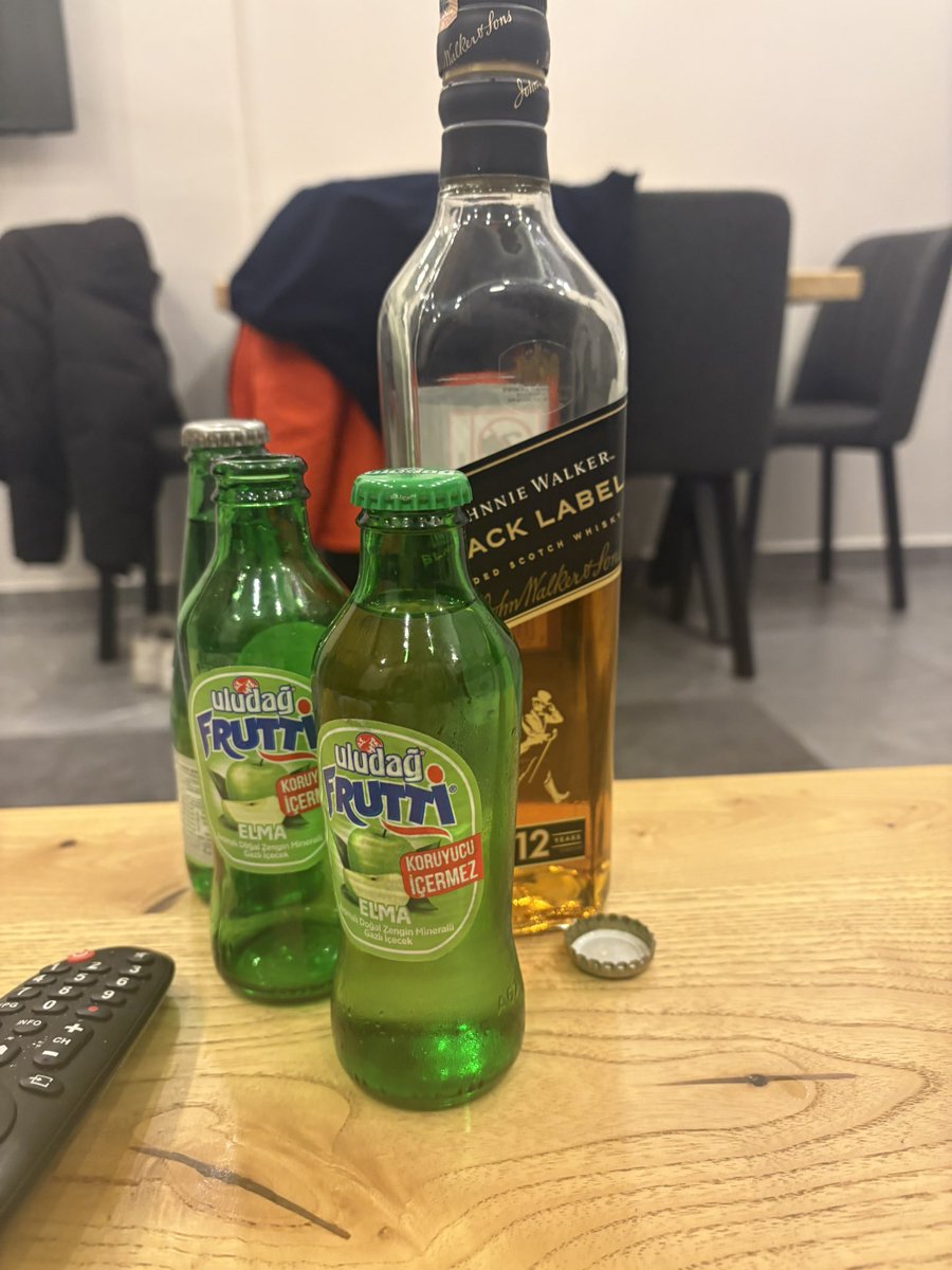 Bu gecede rahat uyuruz artık biten şişleri de siz alın oe’ na armağanımdır 🤣💚🤍💛💙