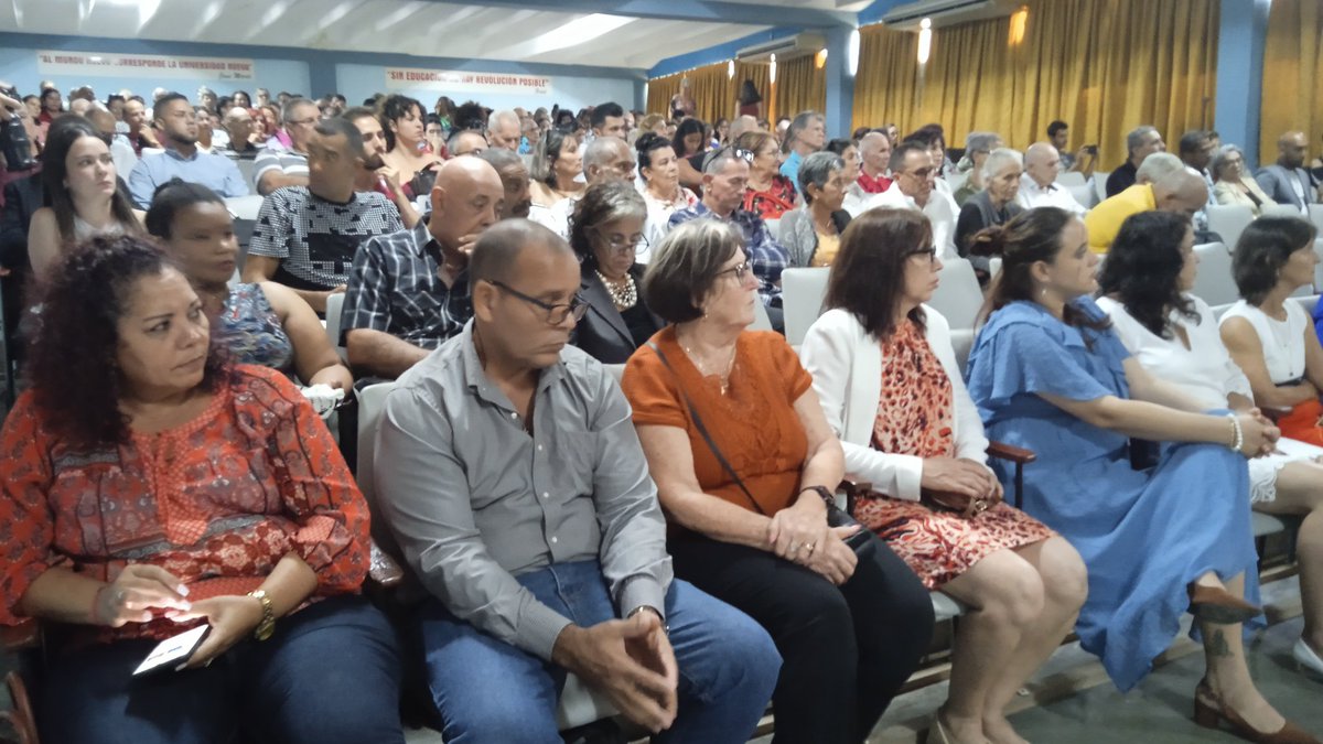 Con el fin de reconocer a docentes y trabajadores destacados durante 2025 la <a href="/UnissJMarti/">Universidad de Sancti Spíritus José Martí Pérez</a> de #SanctiSpíritusEnMarcha efectuo su claustro solemne por el Día del Educador. <a href="/CubaMES/">MES</a> <a href="/Edelvy5/">Edelvy</a> <a href="/FEU_Uniss/">FEUniss</a> <a href="/Oliurca1/">Oliurca</a> <a href="/Ariadnavr2019/">Ariadna Veloso Rodríguez</a> <a href="/YaquedeCuba/">Yaquelin</a>