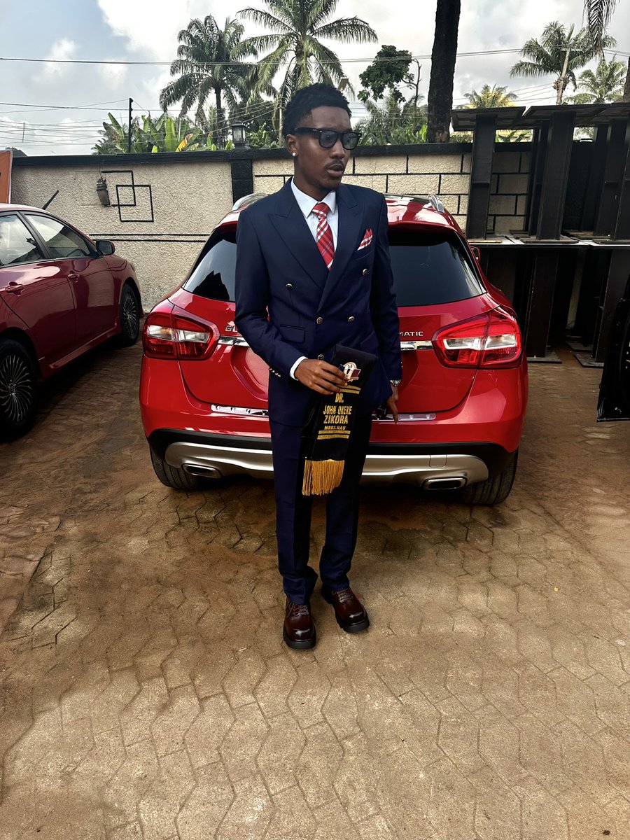 zik0ra's tweet image. graduated from med school w my $kis 🎓👨🏾‍⚕️🖤