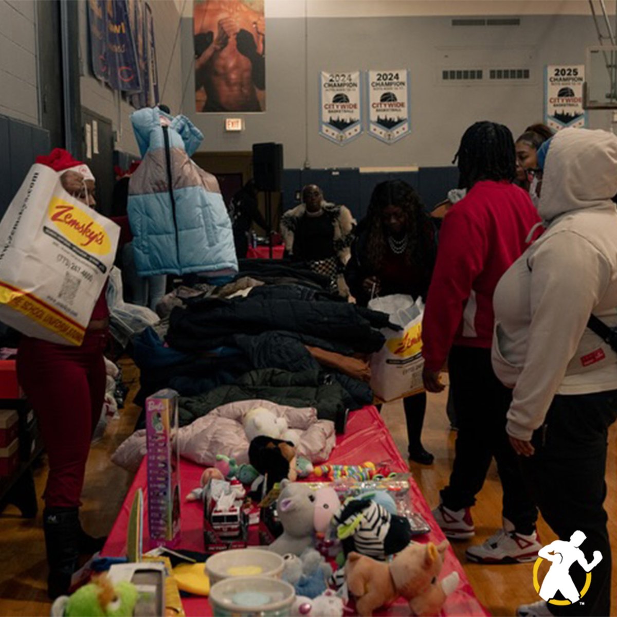 GoldenBoyBoxing's tweet image. 𝐁𝐎𝐒𝐒𝐌𝐀𝐍 𝐬𝐞𝐚𝐬𝐨𝐧 𝐢𝐧 𝐂𝐡𝐢𝐜𝐚𝐠𝐨! 👜🎅

Kenneth Sims Jr. hosting the 𝑩𝒐𝒔𝒔𝒎𝒂𝒏 𝑯𝒐𝒍𝒊𝒅𝒂𝒚 𝑩𝒂𝒔𝒉 and giving back to the city that made him. ❤️