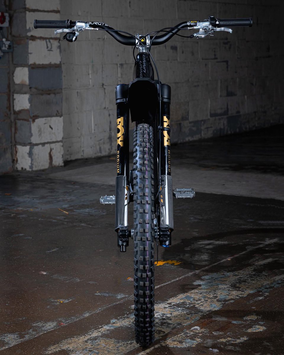 eMTBrides's tweet photo. Bring these eMTBs to the States 🇺🇸 Unno Mith turning heads in the corridors of dreams raw carbon weave with Rhodium Silver ⚔️ 🤨
#burgtec https://t.co/AEVPPHslRt