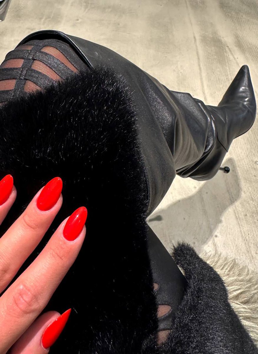 Mistr3ss2's tweet image. Submission begins long before permission is given. It starts in the way you watch, the way you hesitate, the way your resolve softens when I look at you like this.