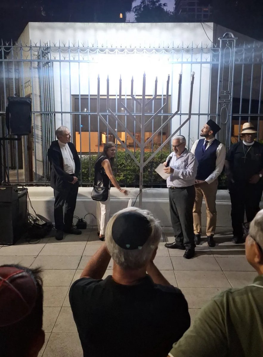 GillMarwan's tweet image. Bajo el lema “Un poco de luz disipa mucha oscuridad” se realizó un acto interreligioso enfrente de la embajada de Australia con el fin de conmemorar a las victimas asesinadas durante el atentado terrorista en #BondiBeach (Australia). Fue hermoso compartir este espíritu de