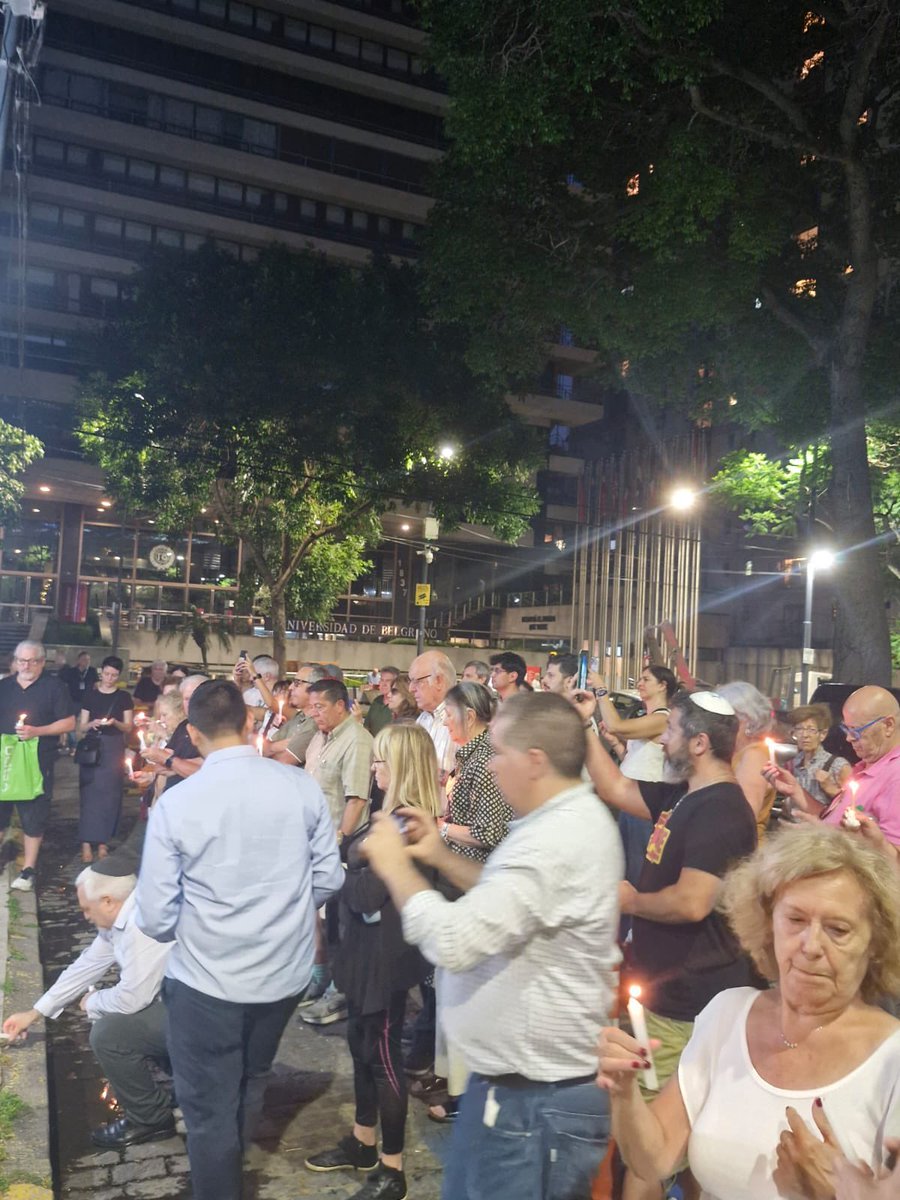 GillMarwan's tweet image. Bajo el lema “Un poco de luz disipa mucha oscuridad” se realizó un acto interreligioso enfrente de la embajada de Australia con el fin de conmemorar a las victimas asesinadas durante el atentado terrorista en #BondiBeach (Australia). Fue hermoso compartir este espíritu de