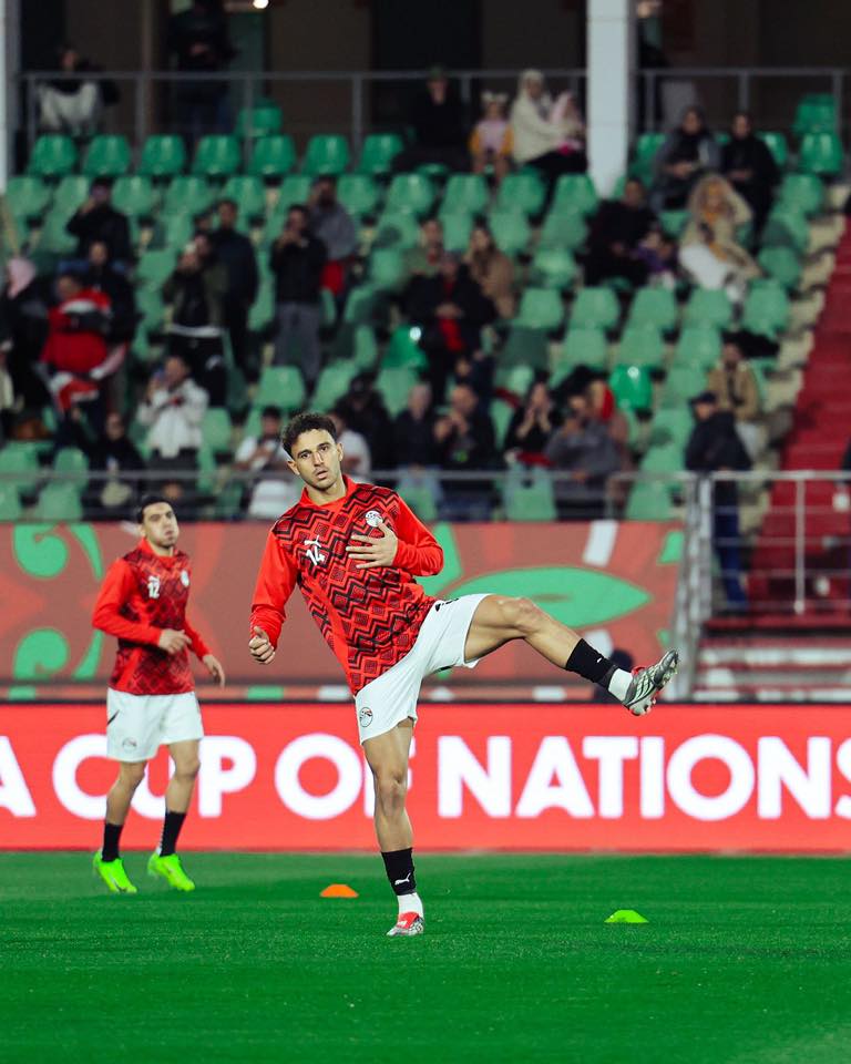 ويل لـ زيمبابوي من شر قد اقترب. نجوم منتخب مصر خلال عمليات الإحماء قبل انطلاق المباراة 
