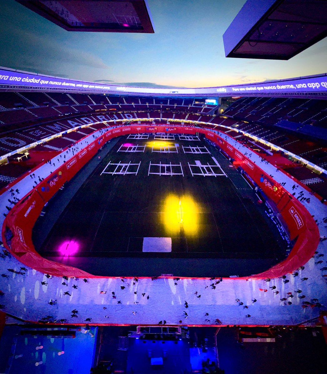 Metropolitano's tweet image. La magia de “Madrid on Ice” en el Riyadh Air Metropolitano ⛸️❄️

El mejor plan para estas fechas está en nuestro estadio 🤩 Ven a disfrutar de la pista de patinaje máaaaaas grande!

🎟️ Consigue tus entradas aquí 👉 loom.ly/1AVlvFo