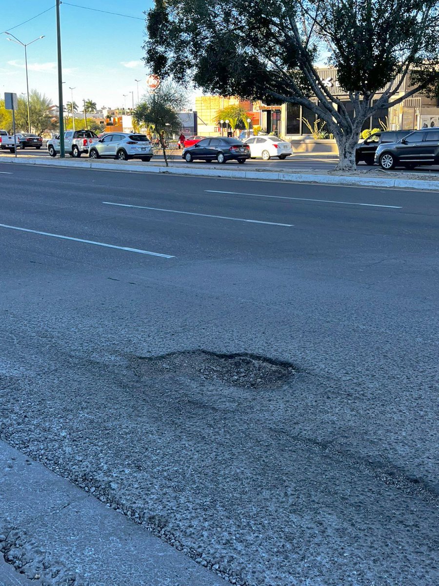 Termoclimas's tweet photo. @IngOrlando_  Favor de apoyar con estos super baches profundos y en vialidad de alta velocidad y con mucho transito, Blvd Morelos casi en la entrada de Altitud 40, Gracias https://t.co/RoZbm7pVtV